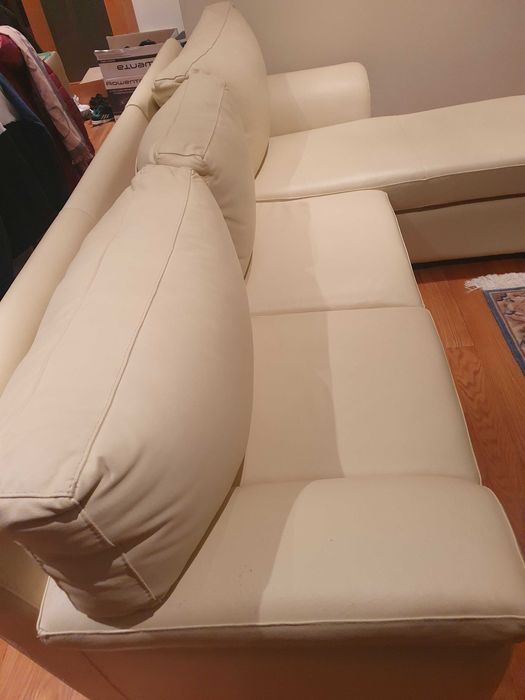 Vendo um sofa em pele. Cor beje res lugares chaise long.  como novo.
