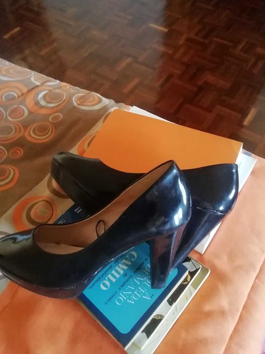 Sapatos pretos salto alto