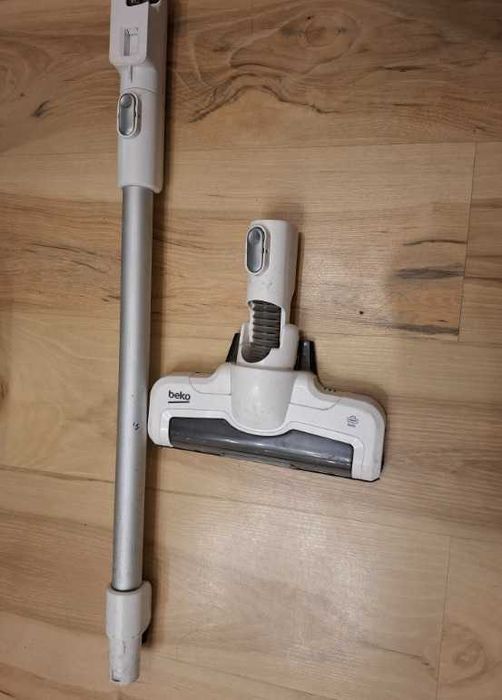 odkurzacz pionowy beko vrt71025vw + stojak na części uszkodzony