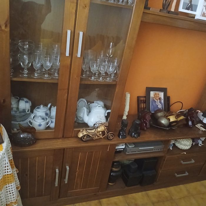 Estante de sala em madeira