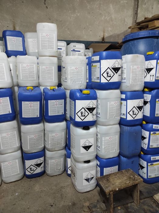 Пластикові каністри