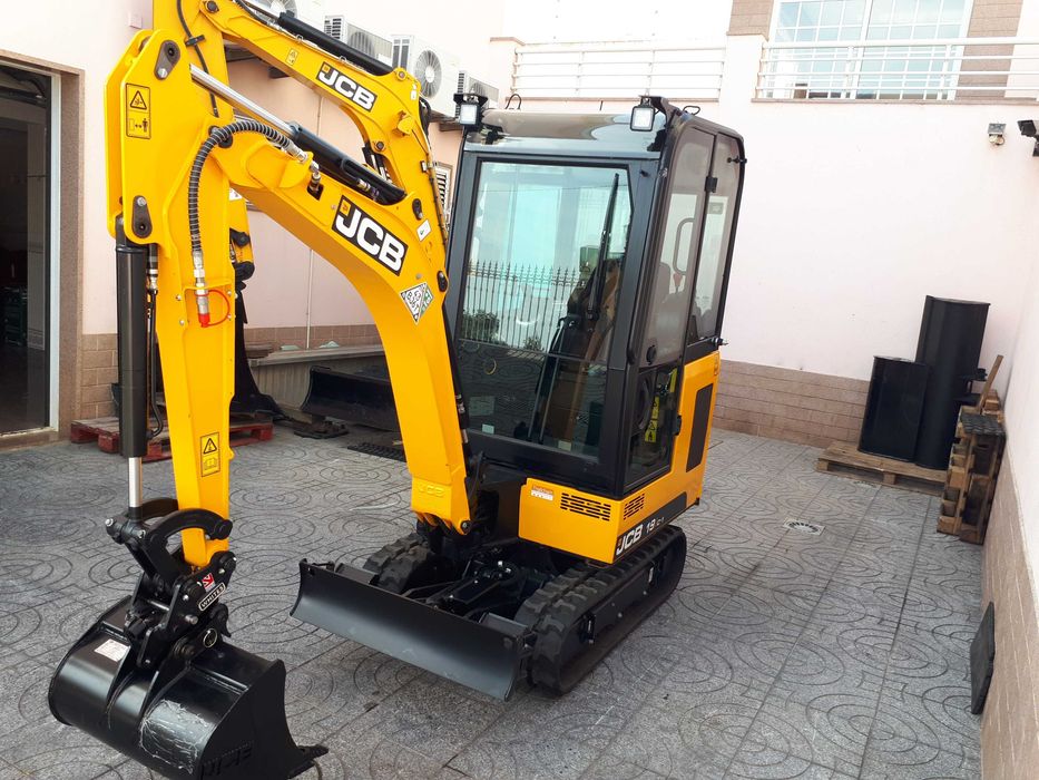 Máquina Escavadora / Giratória JCB 19C-1 (nunca usada/nova) 2 ton.
