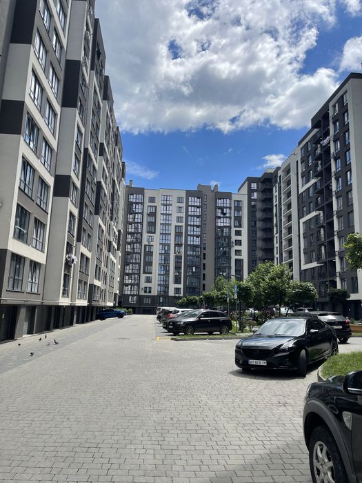 Продається 3-кімнатна квартира в Угорниках   вул. Сеченова, 129А,   Простора квартира в цегляному будинку на 5 поверсі. Стан – сирець,