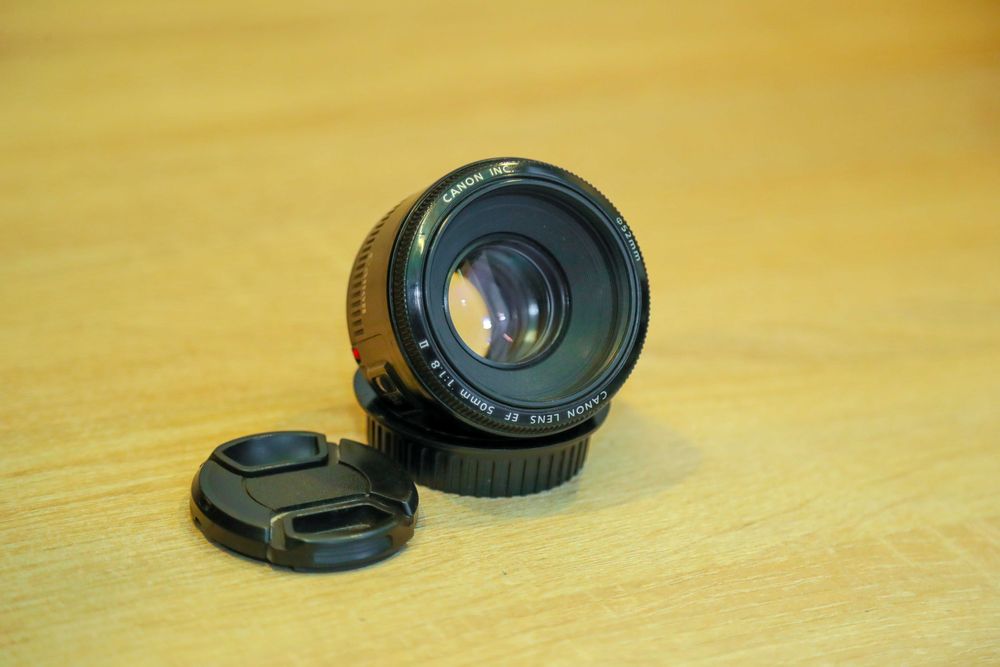 продаю 3 спалахи, об'єктив та відеокамеру