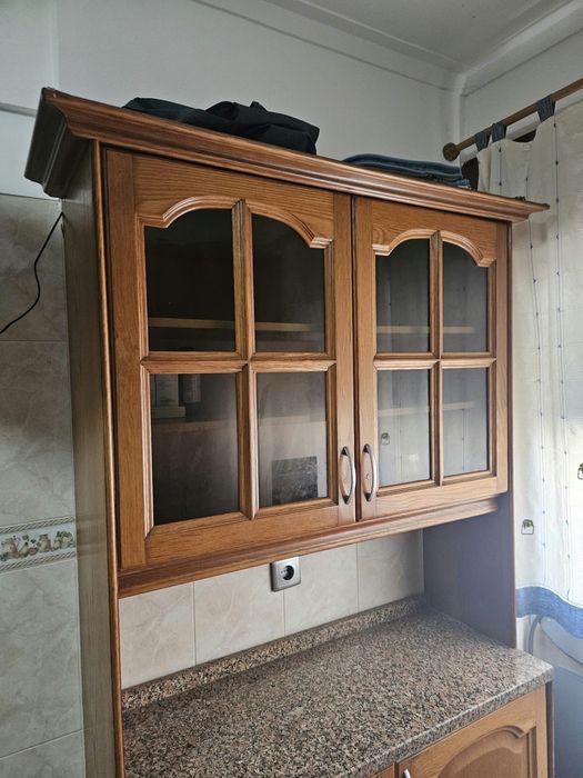 Título: Loiçeiro de Cozinha em Madeira com Bancada de Granito