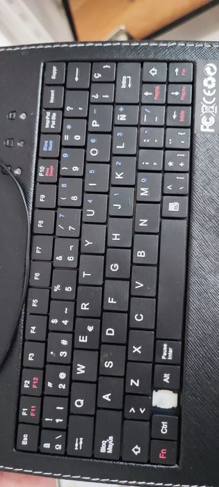 Capa com teclado para tablet