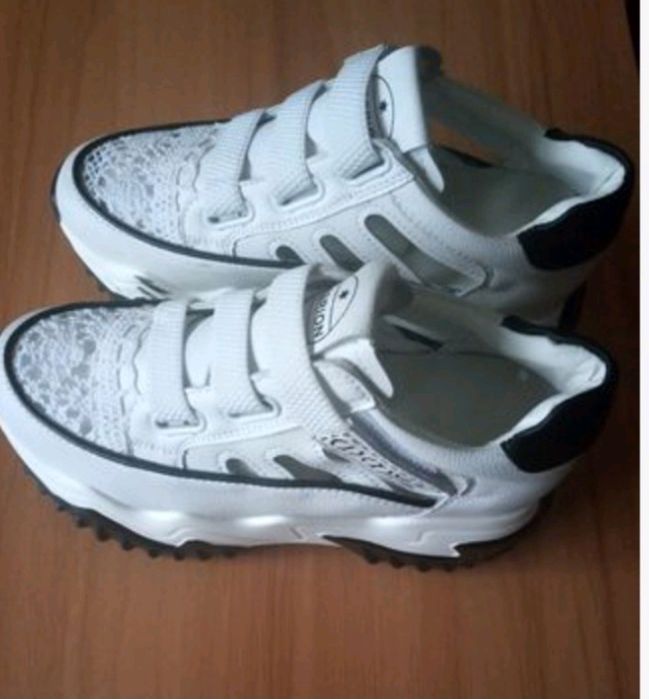 Кросівки жіночі 36р