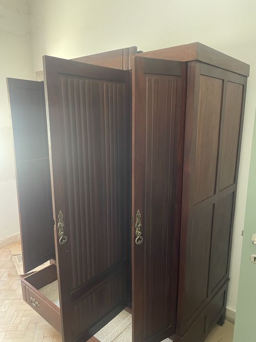 Conjunto Guarda-roupa e móvel antigos