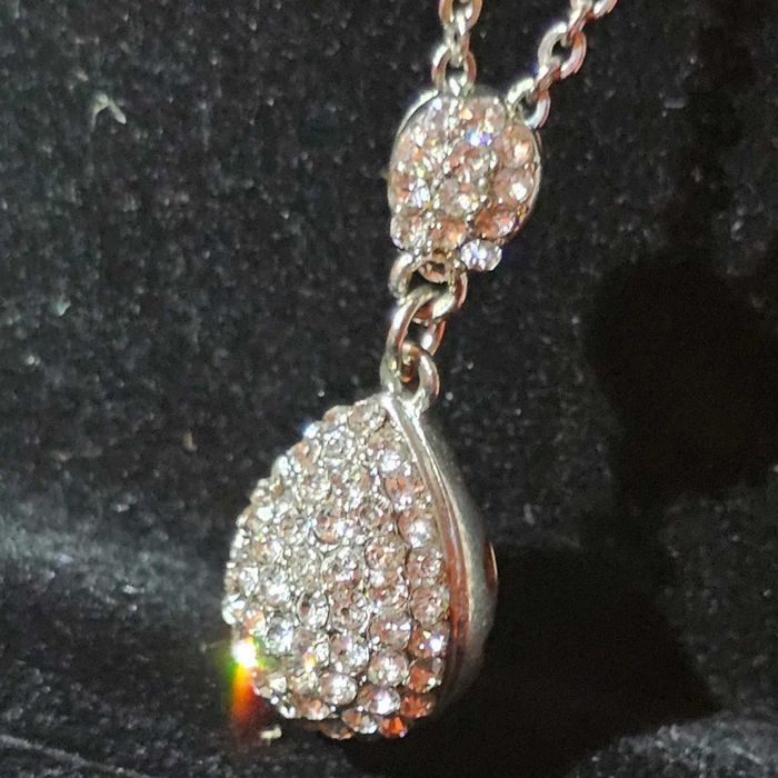 Шикарне кольє з сяючою підвіскою з кристалами Swarovski