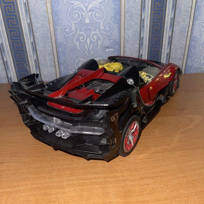 Модель автомобіля Bugatti Chiron пластикова, вживана