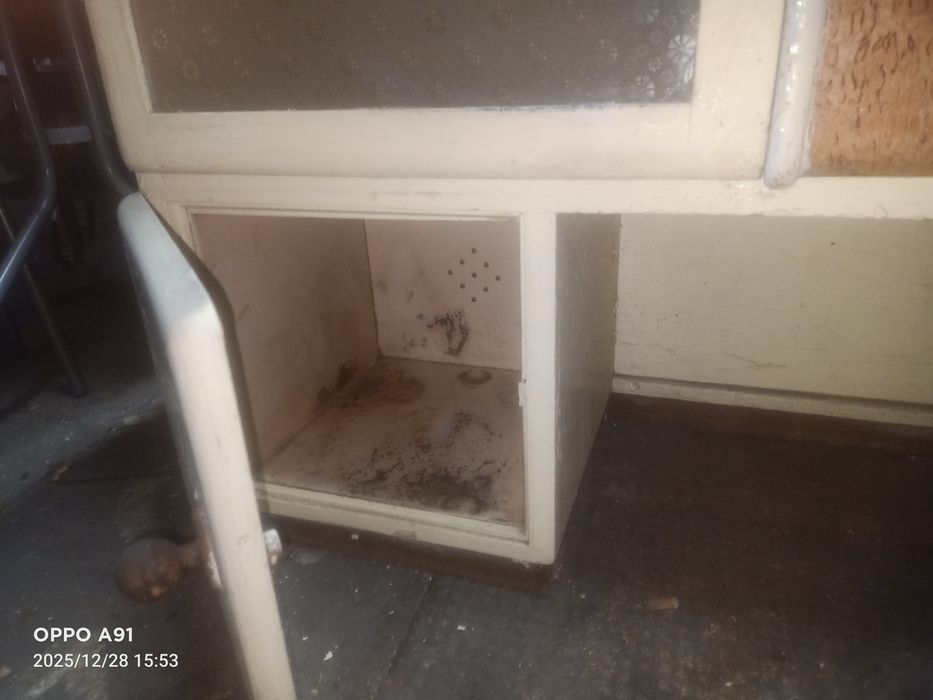 Nadstawka starego kredensu