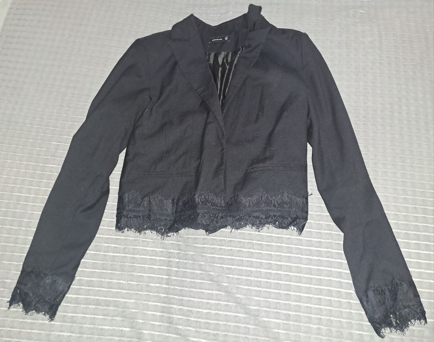 (222) Marynarka Reserved r.34 czarna z koronką