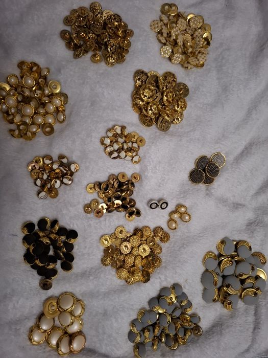 Блискавки, Гудзики