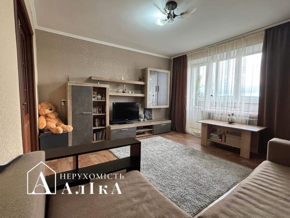 Продам велику 2-кімнатну квартиру