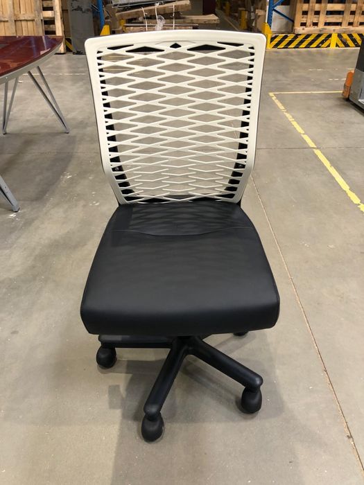 Stylowy kremowyfotel biurowy, eko skóra, -50%, outlet, ostatnie sztuki