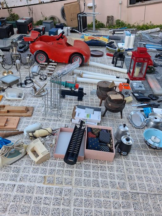 Venda de lote de vários artigos, resultante da limpeza de garagem.