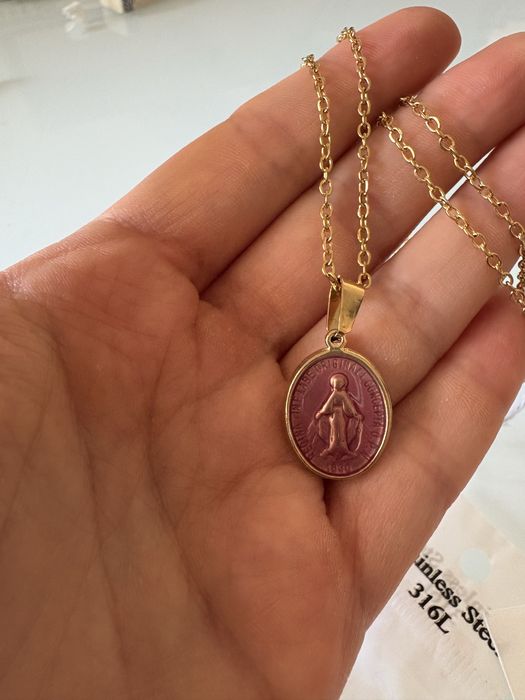 Colar com simbolo rosa