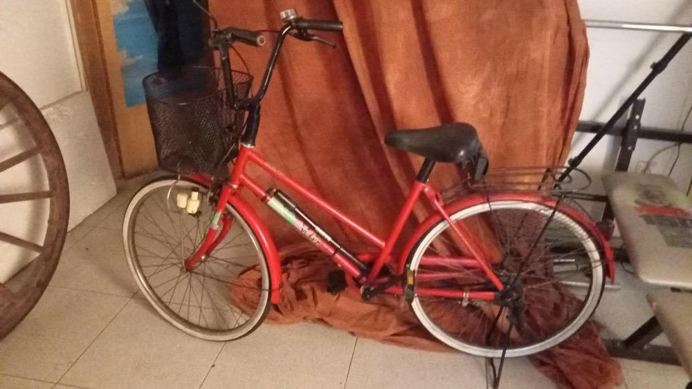 Bicicleta senhora com cesto