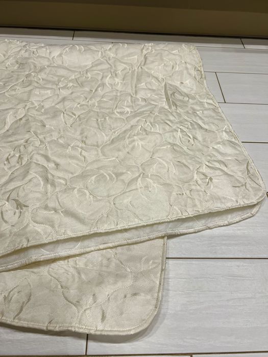 Стеганое покрывало на кровать (новое, 196 x 145 см)