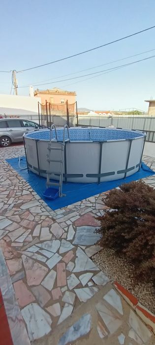 Piscina com bomba de filtragem de areia