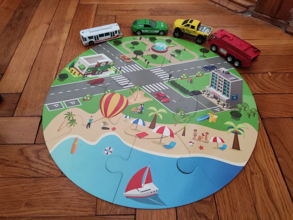 Чотири машинки на пазлі - містечку.