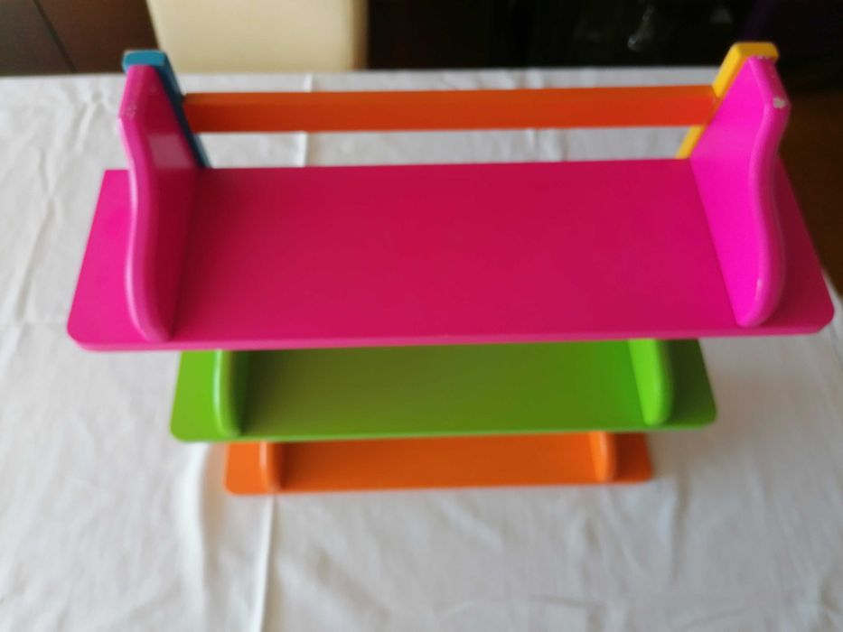 Móvel prateleiras coloridas para quarto de criança