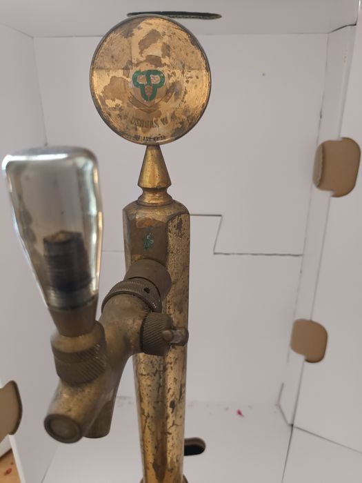 Kolumna , mosieżna nalewak do napojów