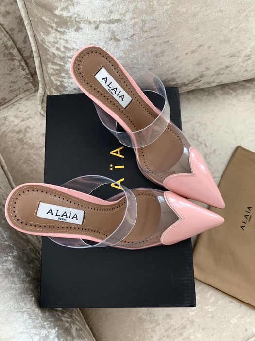 Босоніжки на підборах сердечки лакова шкіра