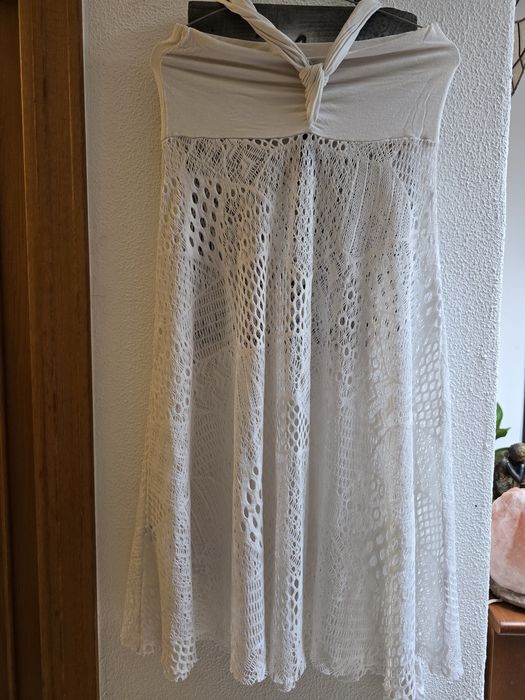 Vestido branco de praia Swimwear L
Cai cai e ata ao pescoco, perfeito para a praia ou piscina.