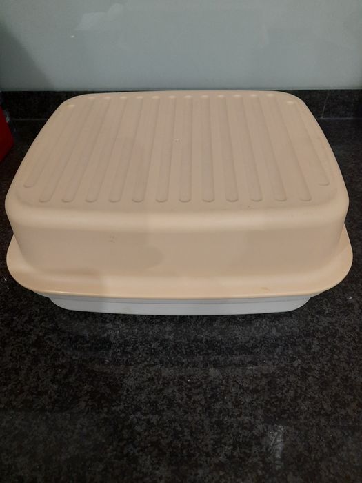 Caixa de pão tupperware
