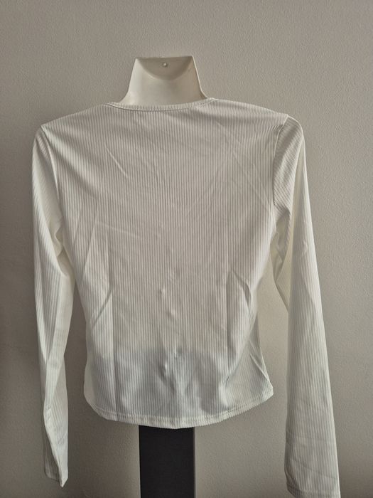 Blusa branca canelada com botões dourados Shein

Blusa com elastano e