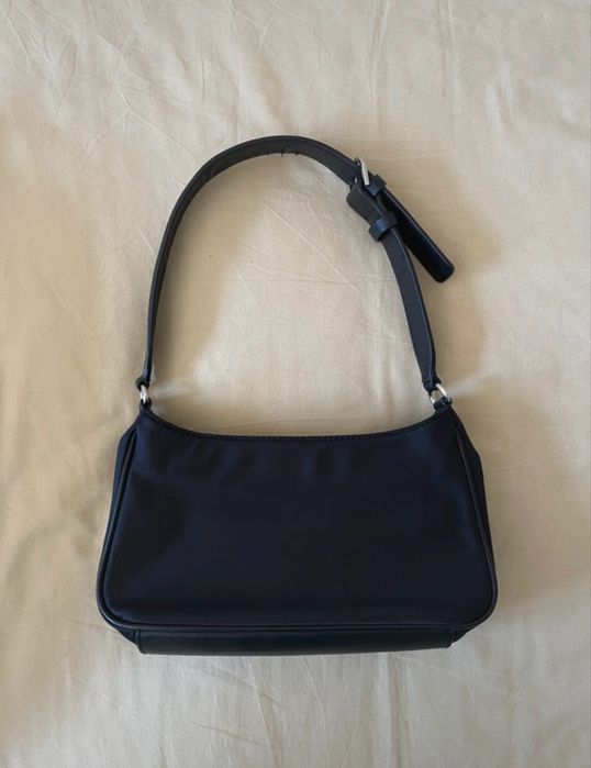 Mala de ombro preta da Guess