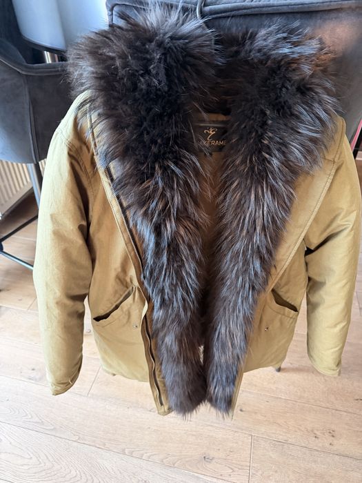 Stylowa parka z futrzanym kołnierzem – idealna na chłodne dni!