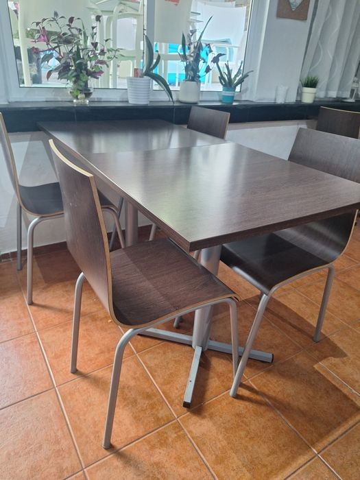 Mesas e cadeiras em bom estado