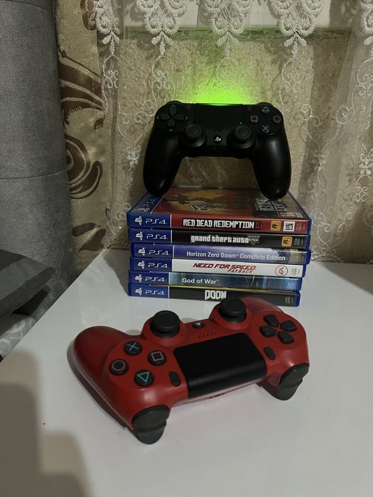 Продам PS 4 pro 5 ігор і 2 джойстика