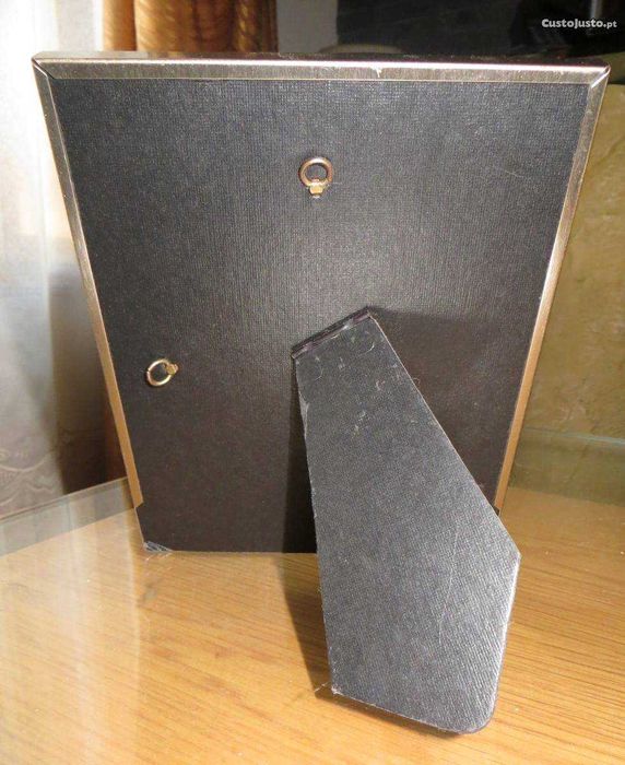 Moldura metal Opção uso vertical, horizontal ou parede 18X15  cm