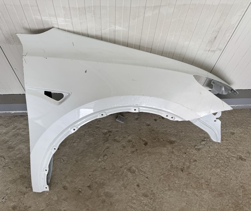 Tesla Model Y крило праве