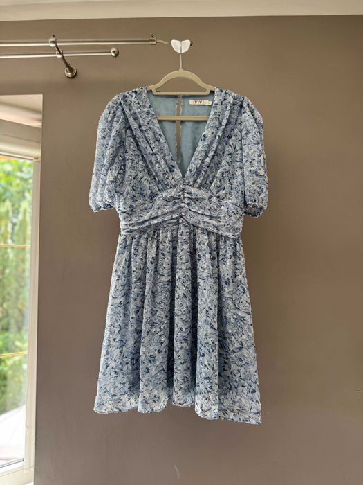 sukienka błękitna krótki rękaw w kwiaty rozkloszowana L 40