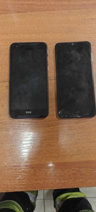 Dwa smartfony HTC uszkodzone