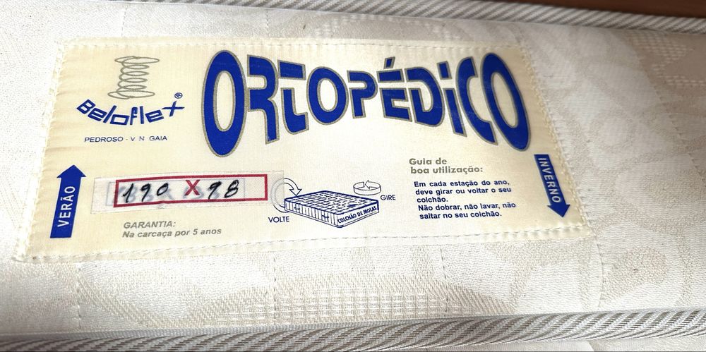 Cama de solteiro + colchão e mesa de cabeceira