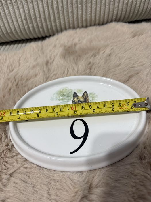 ceramiczna tabliczka z numerem domu