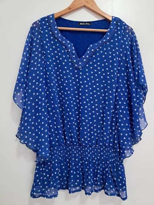 Blusa azul com corações brancos, tamanho XL