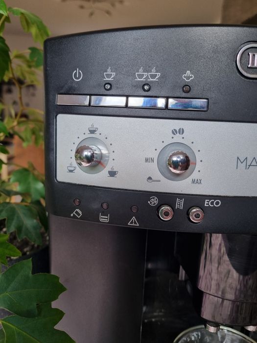 Ekspres ciśnieniowy do kawy De Longhi