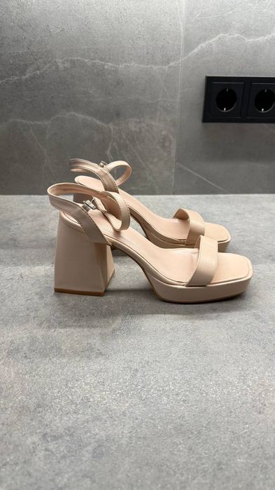 Жіночі бежеві босоніжки DeeZee 36 р