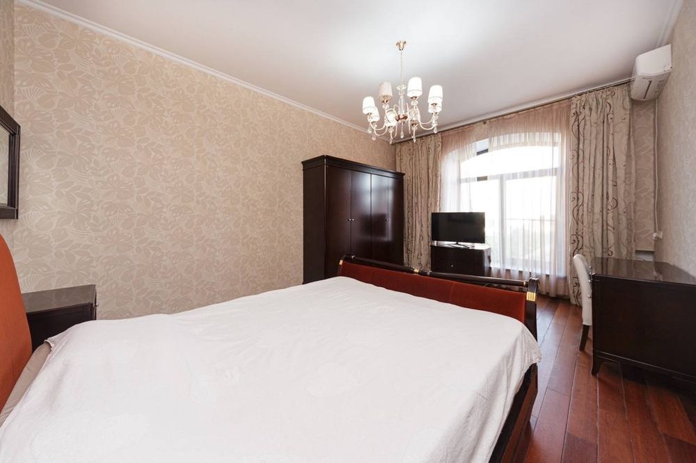 Аренда  дома возле моря  / Аркадия  , бассейн  , 8 соток, подвал ,свет