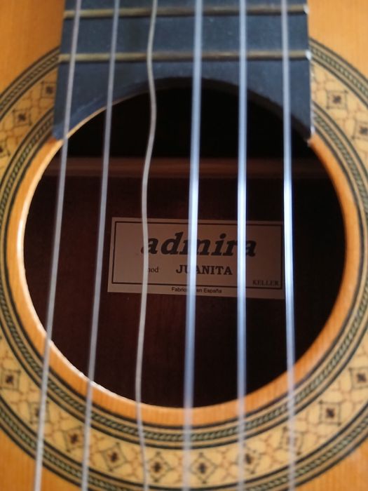 Продам классическую шестиструнную гитару.