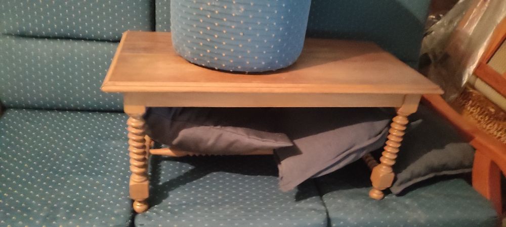 Conjunto de sofás, mesa e puffes