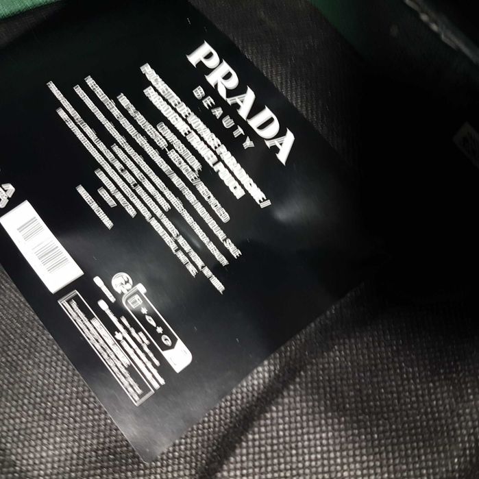 zestaw woda perfumowana 
Prada Paradigme  kosmetyczka saszetka + worek