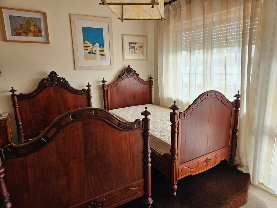 Duas Camas individuais madeira maciça trabalhadas