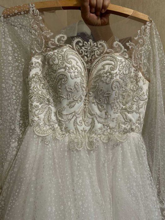Шикарна весільна сукня